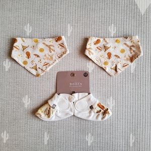Goumi Kids set of bibs and baby booties 6-12M